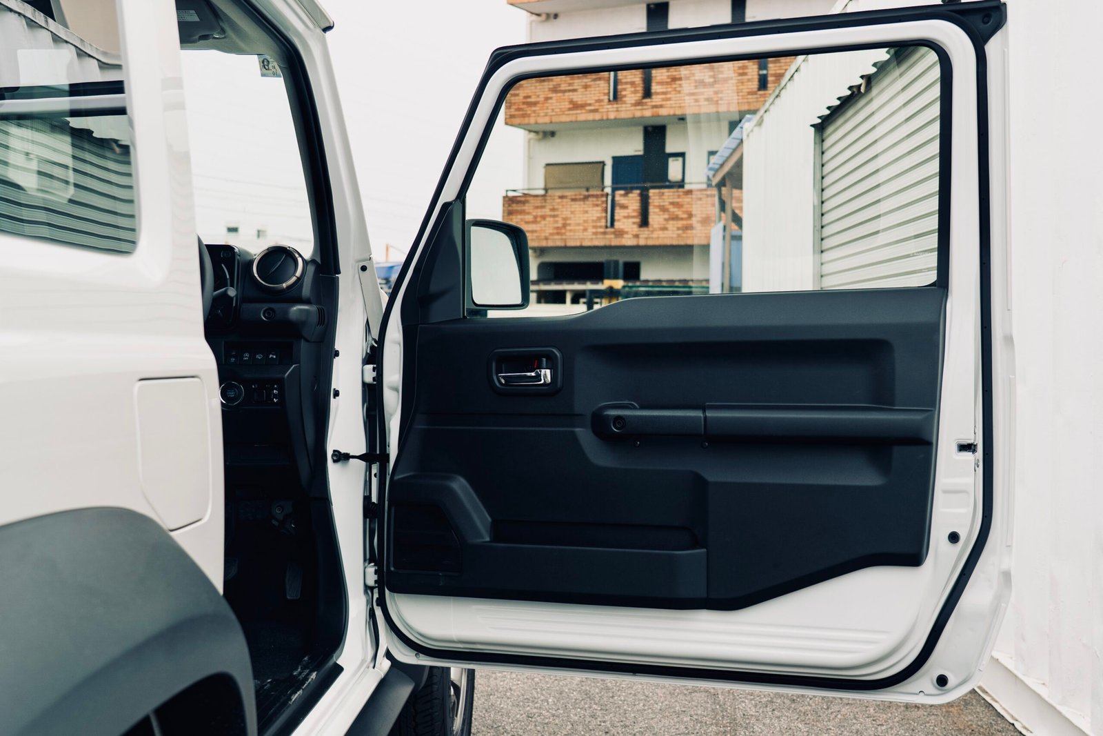 
								2025 (75 Reg) Pearl White Suzuki Jimny Sierra 3Door full									