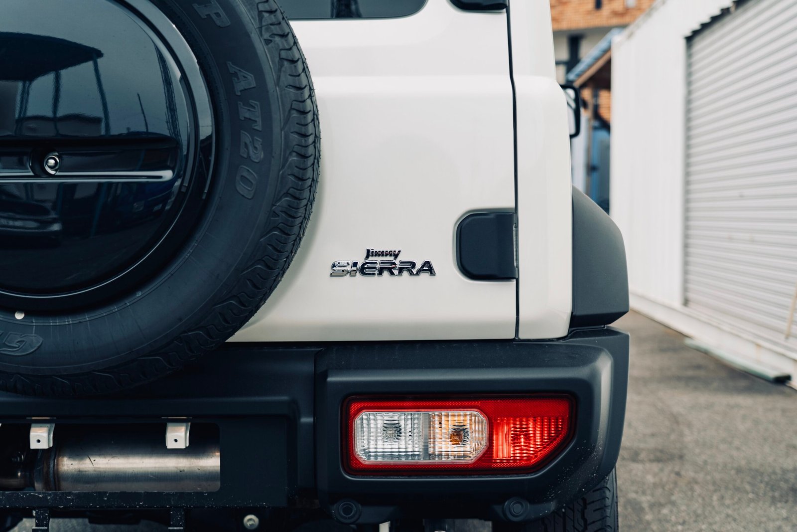 
								2025 (75 Reg) Pearl White Suzuki Jimny Sierra 3Door full									