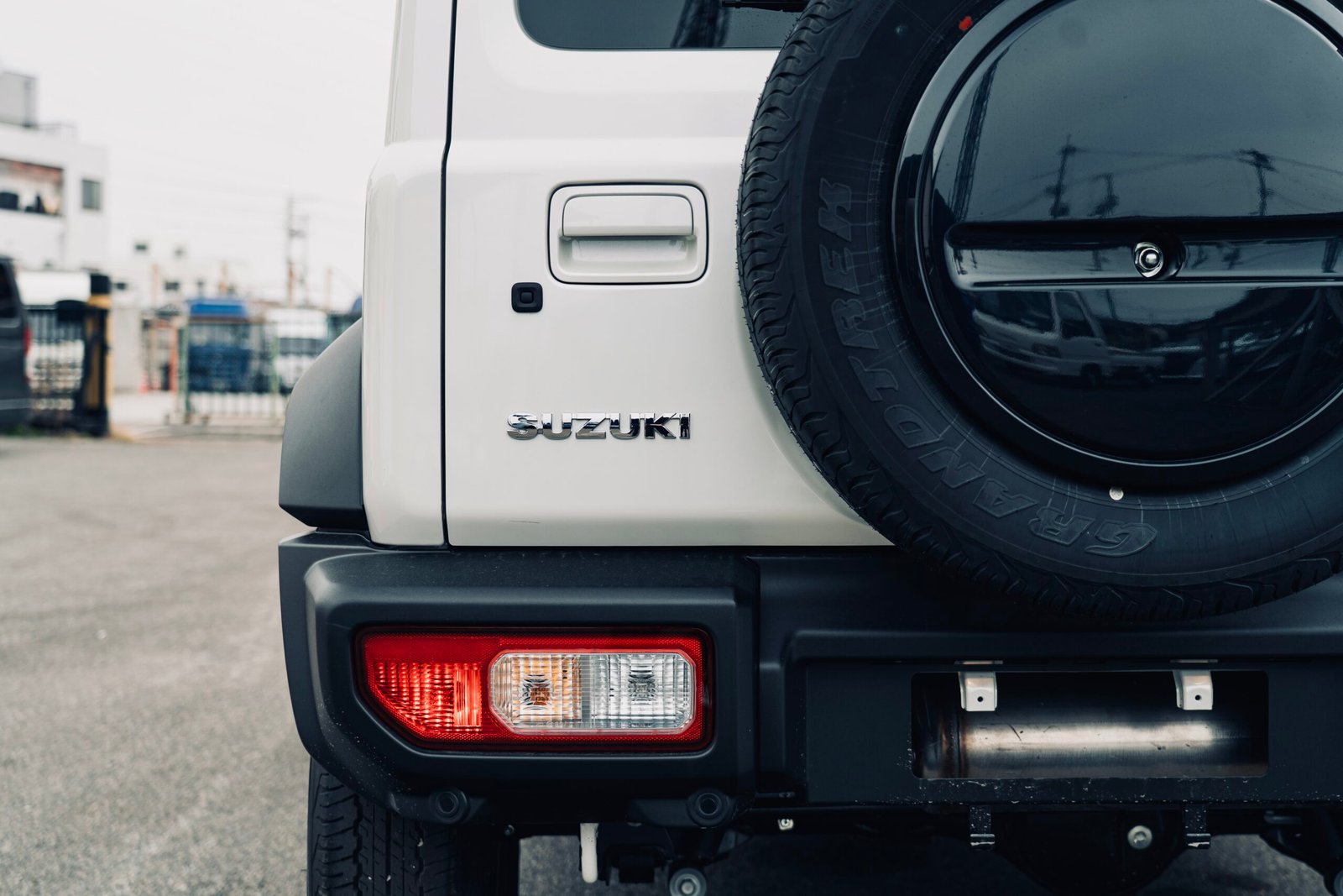 
								2025 (75 Reg) Pearl White Suzuki Jimny Sierra 3Door full									