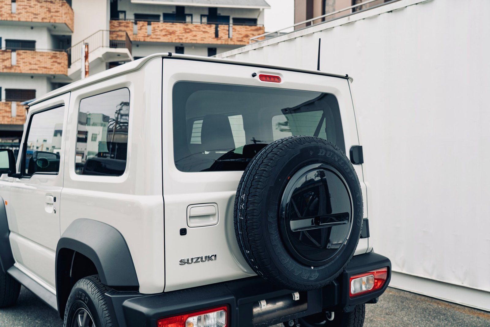 
								2025 (75 Reg) Pearl White Suzuki Jimny Sierra 3Door full									