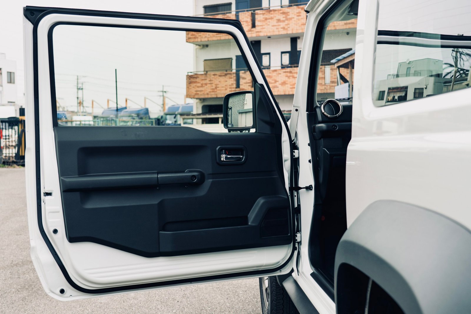 
								2025 (75 Reg) Pearl White Suzuki Jimny Sierra 3Door full									