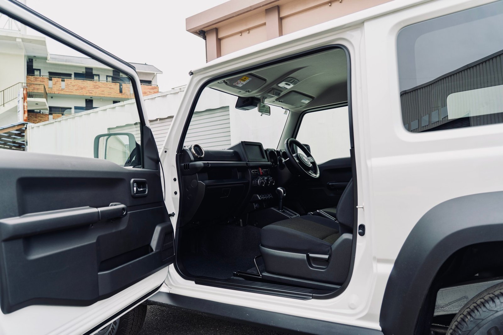 
								2025 (75 Reg) Pearl White Suzuki Jimny Sierra 3Door full									