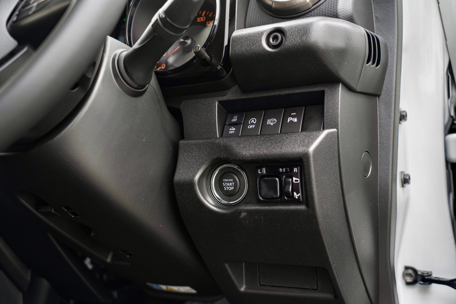 
								2025 (75 Reg) Pearl White Suzuki Jimny Sierra 3Door full									