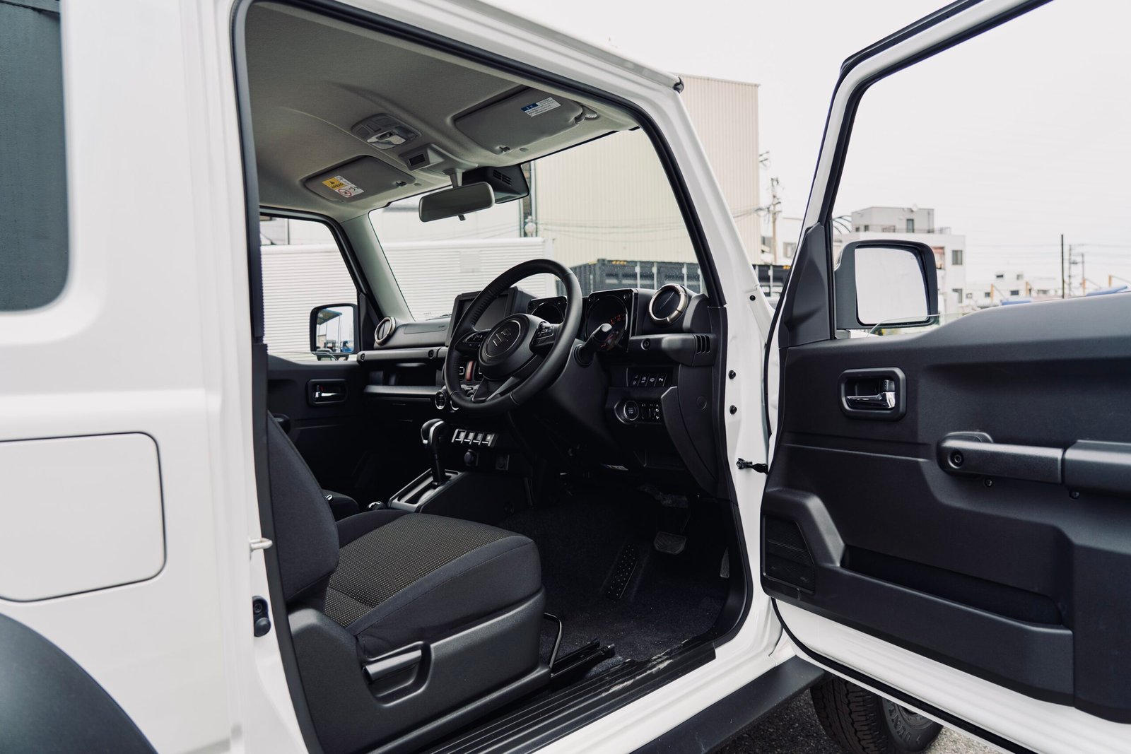 
								2025 (75 Reg) Pearl White Suzuki Jimny Sierra 3Door full									