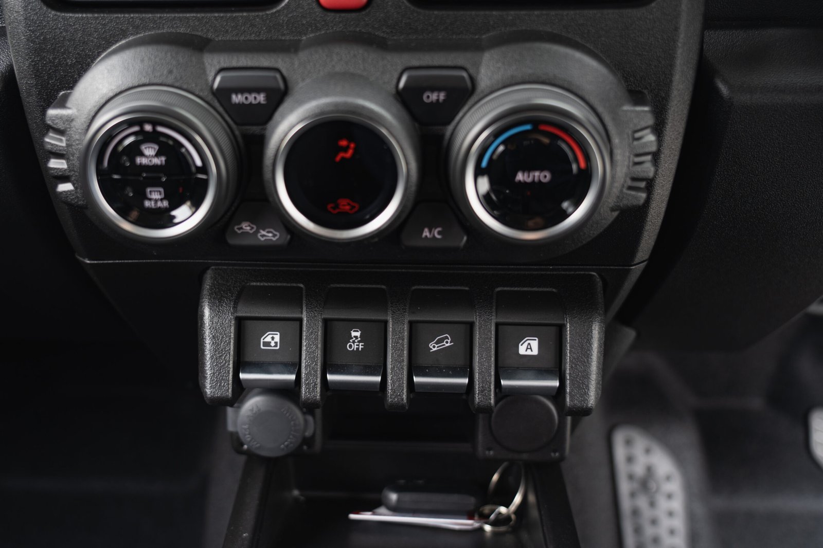 
								2025 (75 Reg) Pearl White Suzuki Jimny Sierra 3Door full									