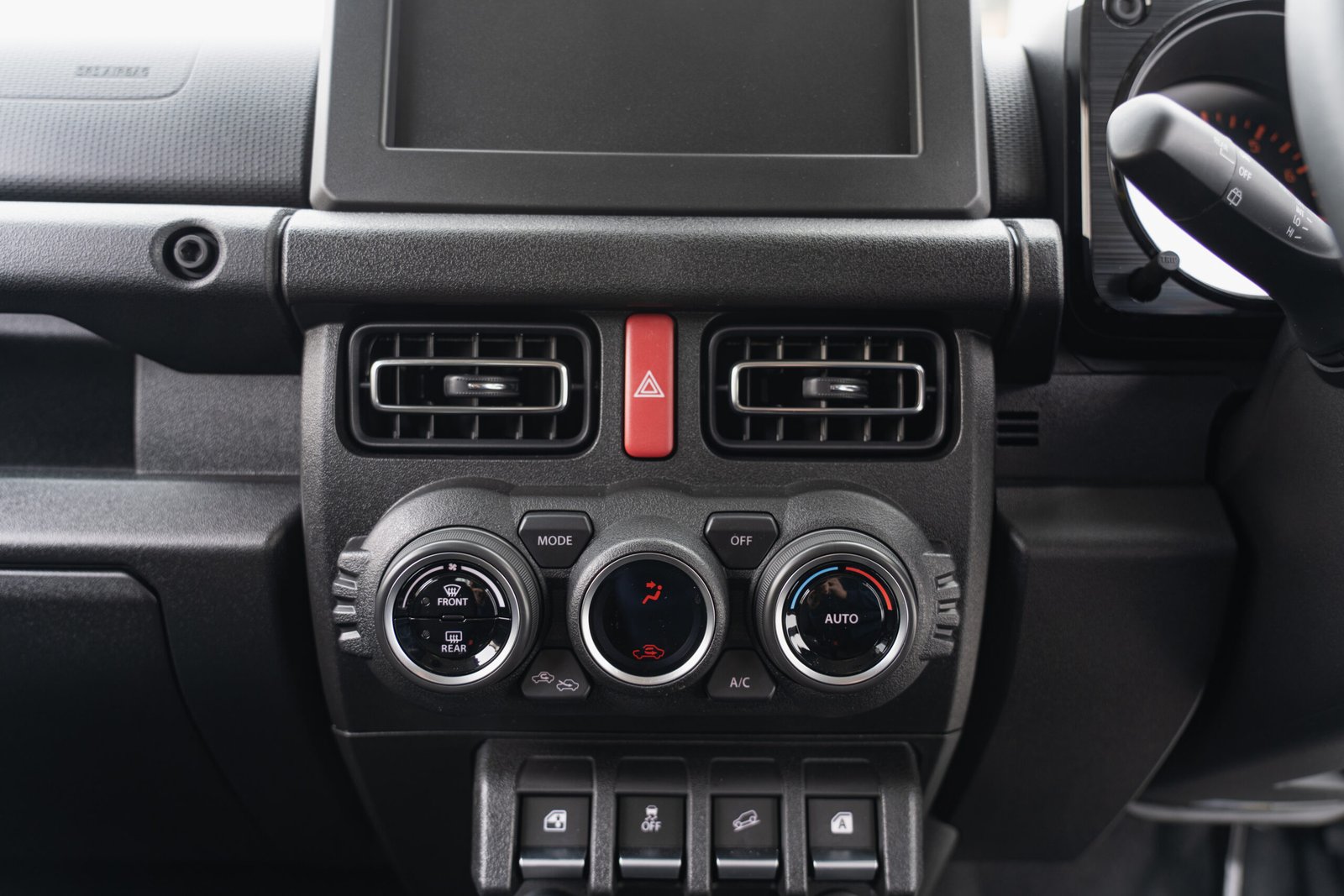 
								2025 (75 Reg) Pearl White Suzuki Jimny Sierra 3Door full									