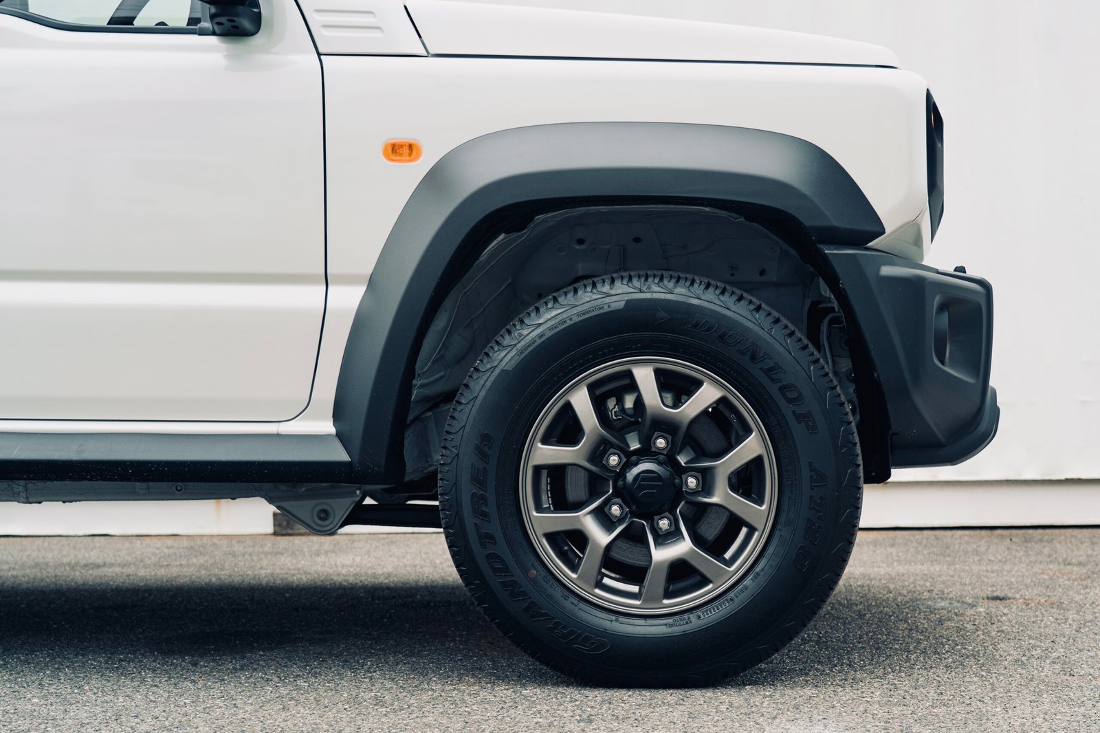 
								2025 (75 Reg) Pearl White Suzuki Jimny Sierra 3Door full									