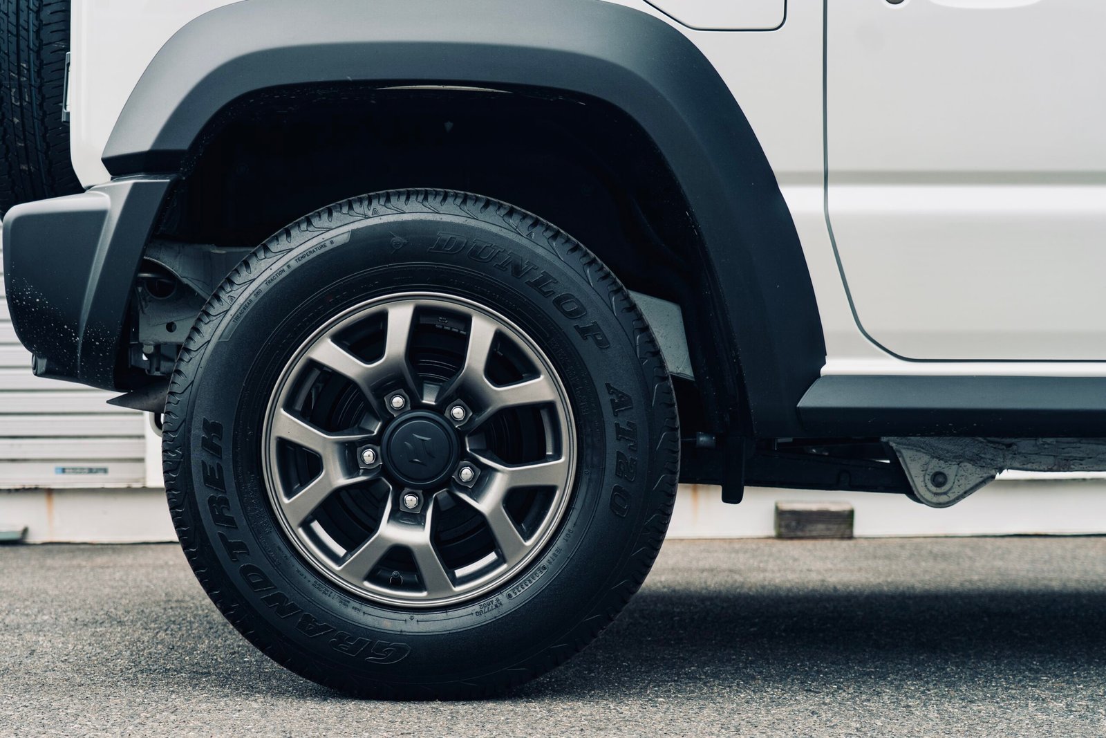 
								2025 (75 Reg) Pearl White Suzuki Jimny Sierra 3Door full									