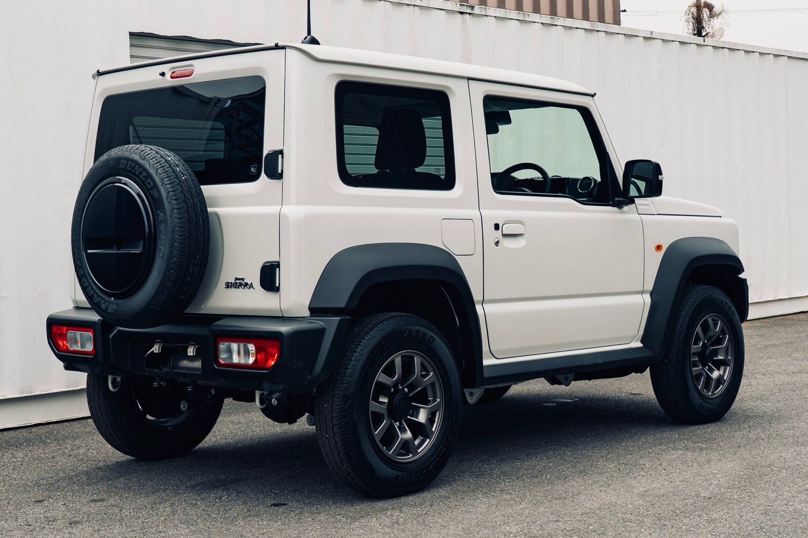 
								2025 (75 Reg) Pearl White Suzuki Jimny Sierra 3Door full									