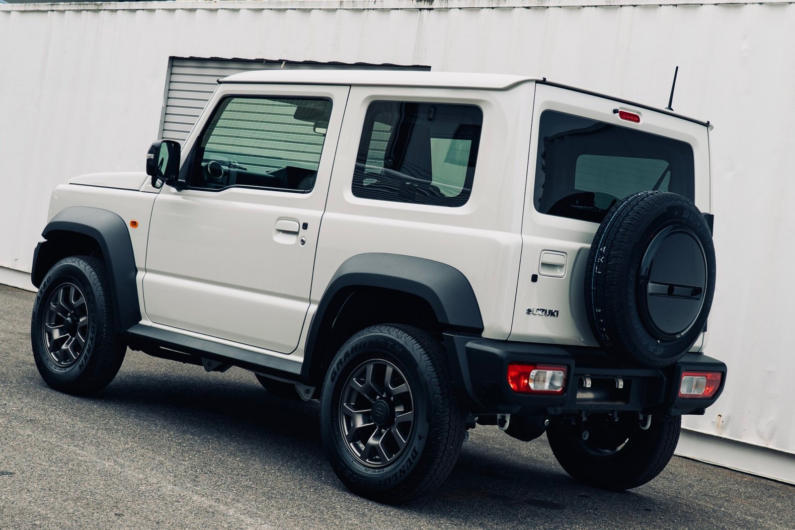 
								2025 (75 Reg) Pearl White Suzuki Jimny Sierra 3Door full									